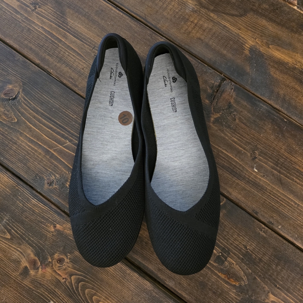 Clarks Black Minimalist Flats for Everyday Comfort